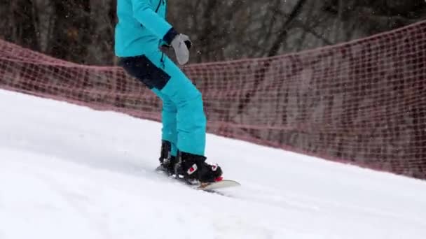 Snowboarding v zimním středisku — Stock video