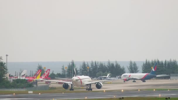 Aviões taxiando após o pouso — Vídeo de Stock