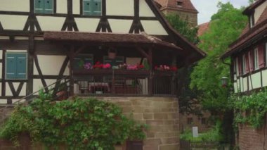 Kloster Maulbronn 'daki turistler, manastır