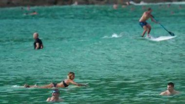 Sörfçü dalgaları üzerinde