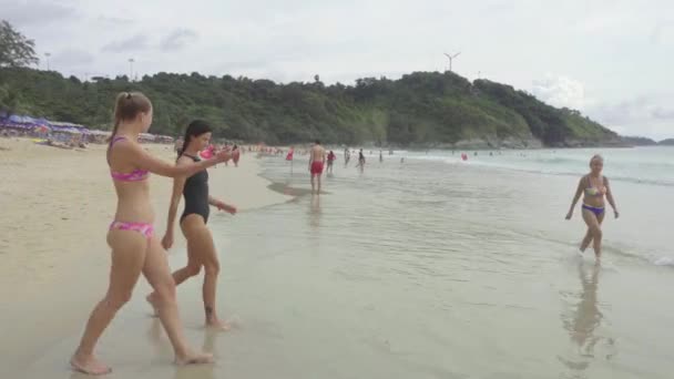 Туристы на пляже Най Харн — стоковое видео