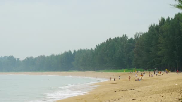 Turisté na pomezí pláže Mai Khao — Stock video