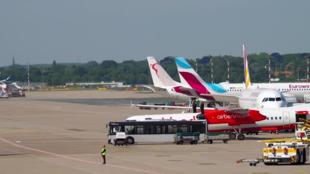 Traffico aeroportuale di Dusseldorf — Video Stock