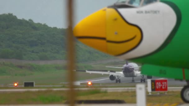 Airbus 320 aterrizando en el aeropuerto de Phuket — Vídeos de Stock