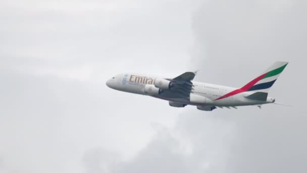 エミレーツ航空エアバス A380 出発 — ストック動画