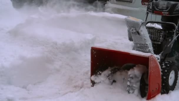 Hombre con una máquina de soplado de nieve trabajando — Vídeos de Stock