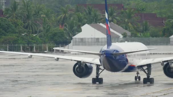 Boeing Triple seven Aeroflot taxning efter landning — Stockvideo