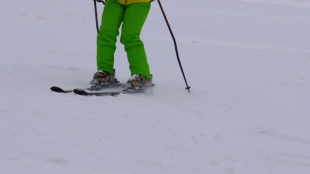 アマチュア スキーヤー女の子下り坂 — ストック動画