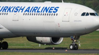 Uçak kalkıştan önce kalkıyor.