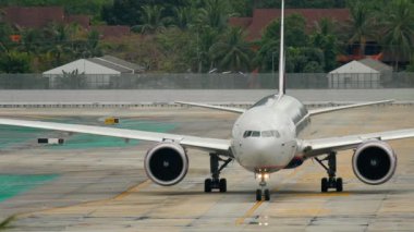 Uçak kalkıştan önce kalkıyor.