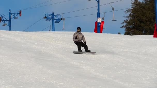 Snowboard w ośrodku narciarskim — Wideo stockowe
