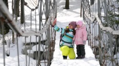 Üç-yıl-yaşlı kızı olan anne olun selfie