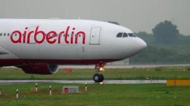 Uçak indikten sonra kalkıyor.