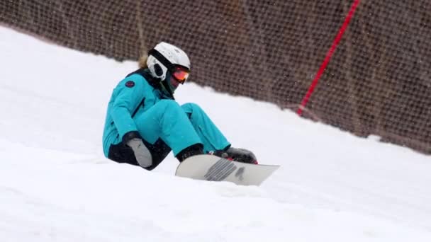 Snowboarding in the winter resort — Stock Video