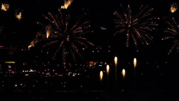 Feux d'artifice clignotant dans la soirée 