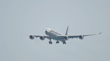 Uçak inmeden önce yaklaşıyor.