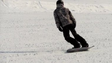 Kış beldesinde snowboard