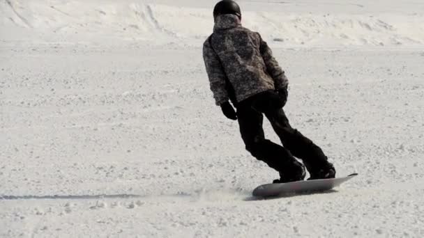 Snowboard w ośrodku narciarskim — Wideo stockowe