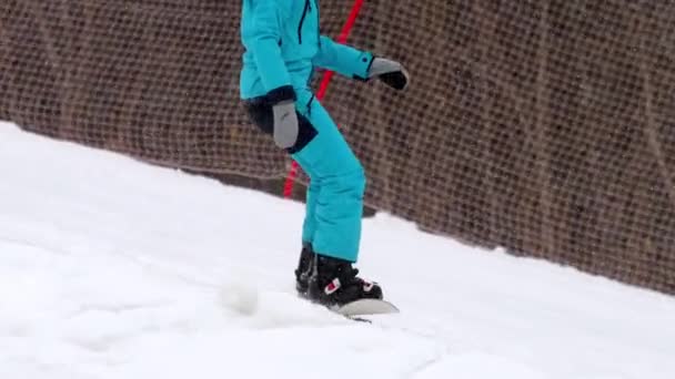 Snowboard i vintersportorten — Stockvideo