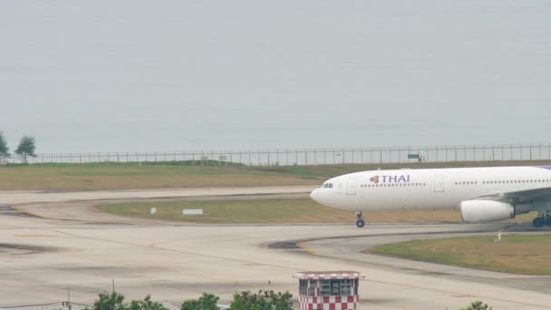 Airbus A330 pojíždění na Phuket Letiště — Stock video