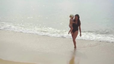 Kumlu Sahilde yürüyüş iki yaşındaki kızı ile anne