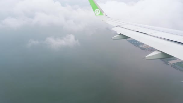 Самолет приближается перед посадкой во время дождя — стоковое видео