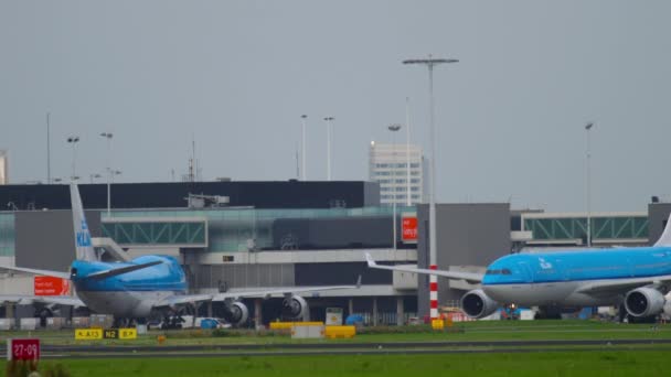 Flugzeug rollt nach der Landung — Stockvideo