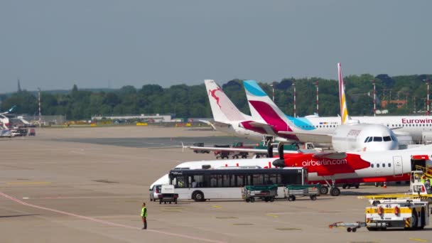 Tráfico en el aeropuerto de Düsseldorf — Vídeos de Stock