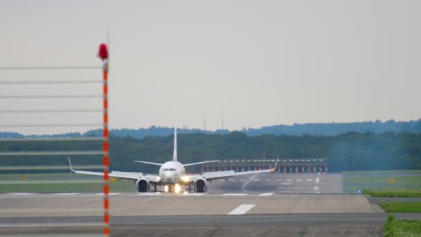 着陸後の飛行機ブレーキ — ストック動画