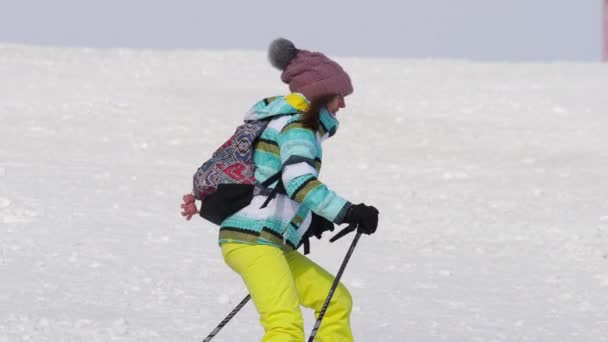 Benim üzerime kayakçı kız yokuş aşağı — Stok video