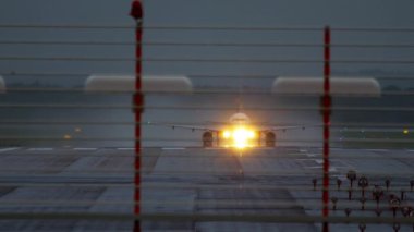 Yağmurlu havada uçak kalkıyor.