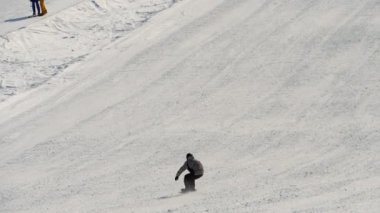 Kış beldesinde snowboard