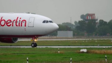 Uçak indikten sonra kalkıyor.