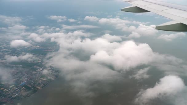 Avión descendiendo antes de aterrizar — Vídeos de Stock