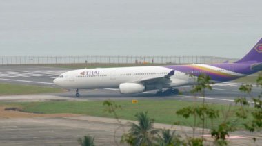 Airbus A330 Phuket airport adlı Taksilemek