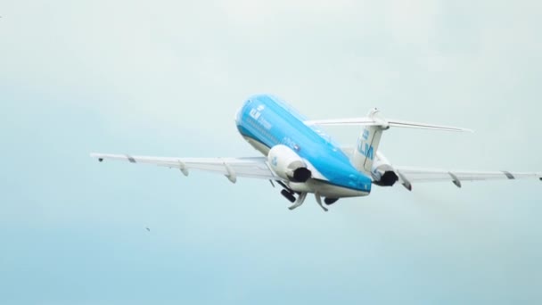 KLM Cityhopper Fokker 70 tırmanıyor — Stok video