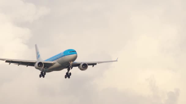 KLM Airbus A330 aterrizaje — Vídeos de Stock