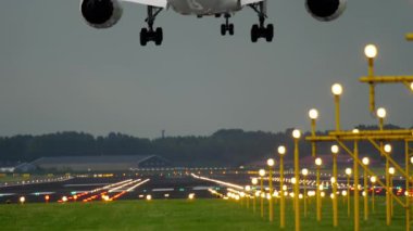 Yaklaşan gövdeli uçak