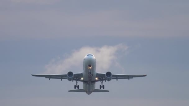 Flugzeugabflug am frühen Morgen — Stockvideo