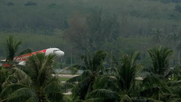 Airbus 320 despegando del aeropuerto de Phuket — Vídeos de Stock