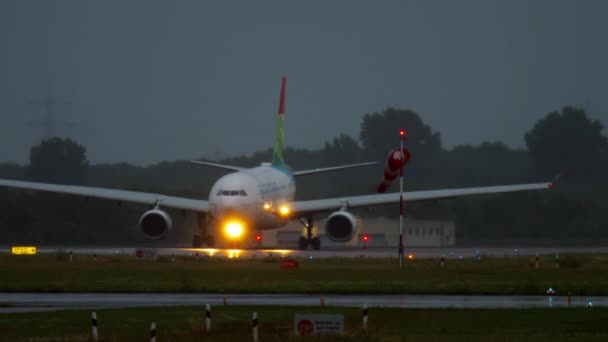 Avión en rodaje después del aterrizaje — Vídeo de stock