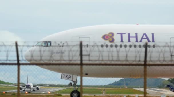 Due Boeing 777 Thai Airways a Phuket — Video Stock