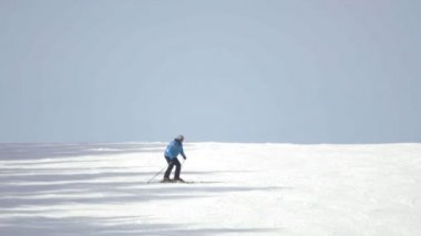 Turistler dağlar Kayak Merkezi sakin ol.
