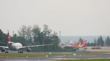 Uçak indikten sonra kalkıyor.