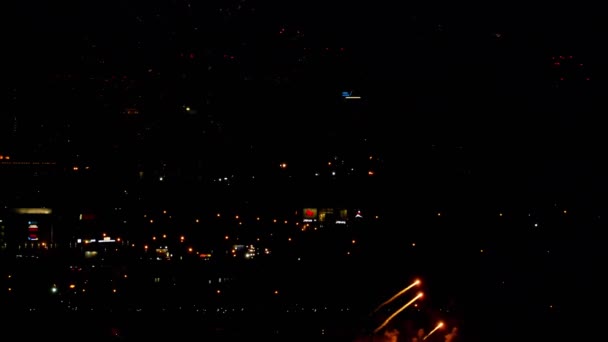 Feux d'artifice clignotant dans la soirée 