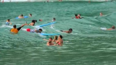 Sörfçü dalgaları üzerinde