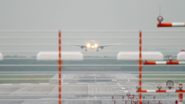 Samolot szerokokadłubowy zbliża się przed lądowaniem — Wideo stockowe