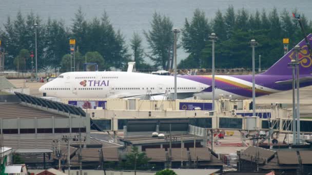 Boeing 747 taxiën op Phuket luchthaven — Stockvideo