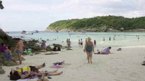 Turistas en el agua en la playa de la isla de Raya — Vídeos de Stock