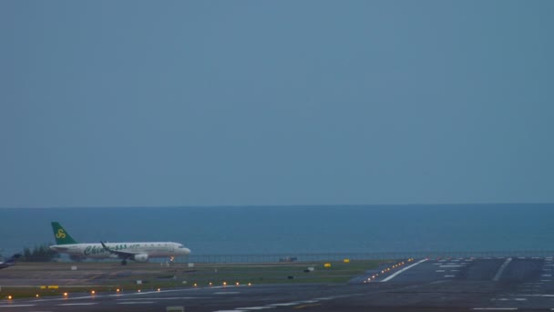 飞机起飞前滑行 — 图库视频影像